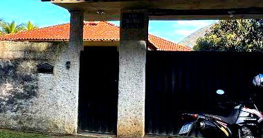 Casa com 80m² construída em terreno de 1525m² - Ocupado