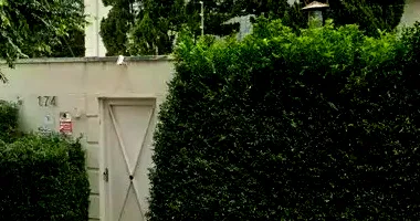 Casa com 3 quartos, 1 suíte, edícula e 3 vagas, ocupada