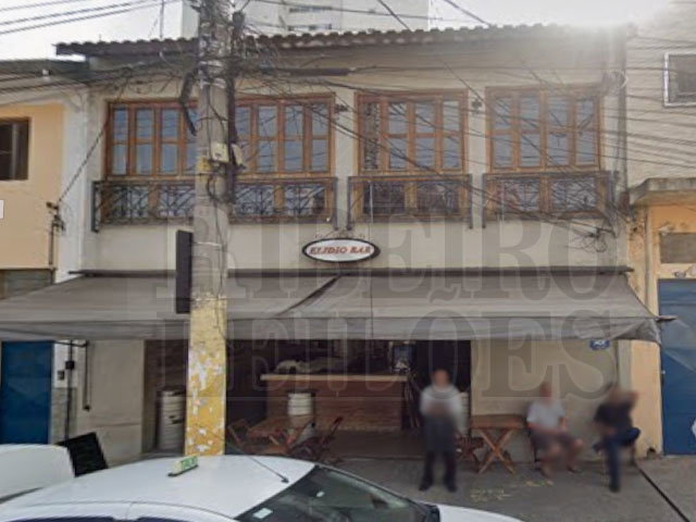Prédio comercial com 480m², 7 banheiros por bar