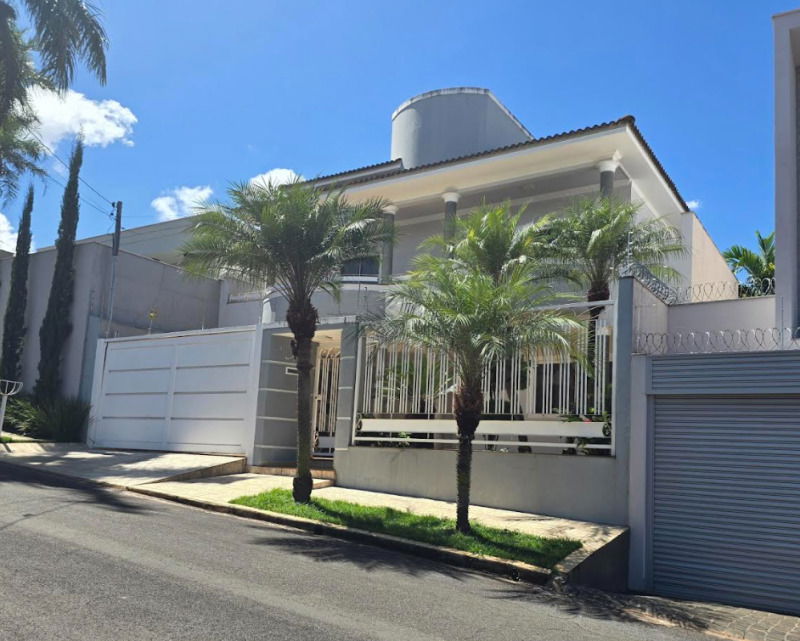 Residencial Alto dos Caiçaras com Piscina e Jardim