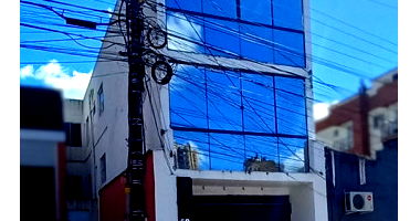 Edifício com Sala Comercial e Apartamentos