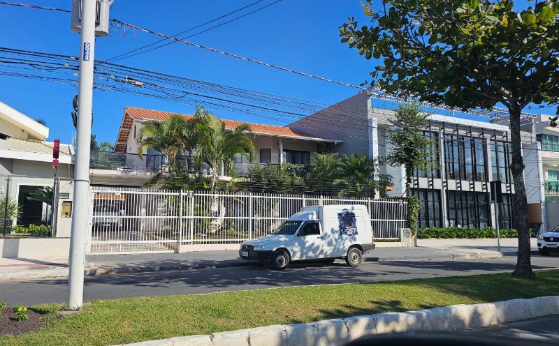 Terreno com construção irregular, 415,5m², ocupado