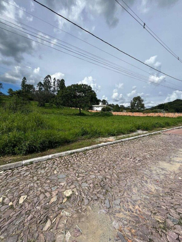 Terreno plano com aclive nos fundos, 1964m², sem construção
