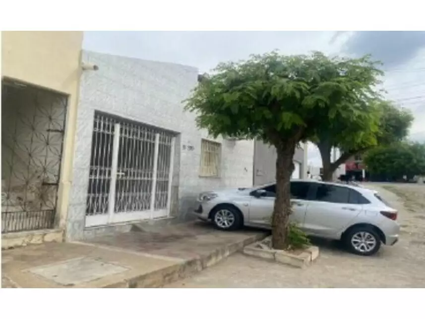 Casa com 155,40m² de terreno e 128,50m² construída, ocupada