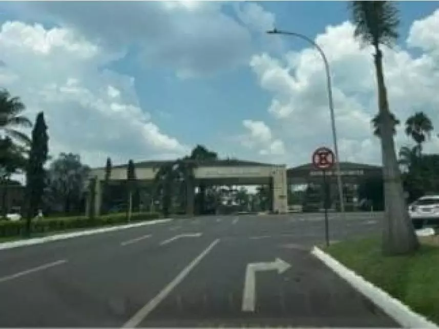 Casa em Condomínio com 383m² e 1 Vaga