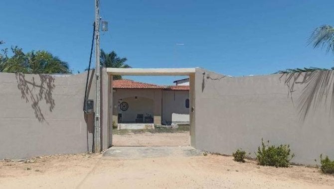 Casa padrão com 3 quartos e 3 banheiros, área construída 455 m², ocupada