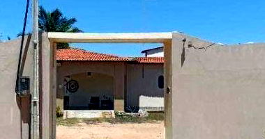 Casa padrão com 3 quartos e 3 banheiros, área construída 455 m², ocupada