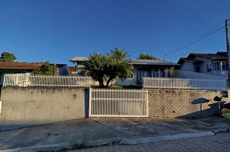 Casa com 2 dormitórios, suíte e 136m² de área construída
