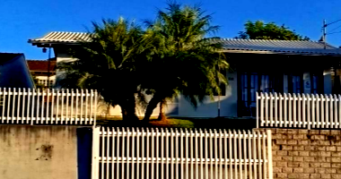 Casa com 2 dormitórios, suíte e 136m² de área construída