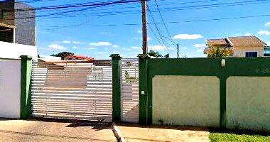 Casa com 2 quartos, banheiro, área de serviço e cozinha, 69.7m² construída