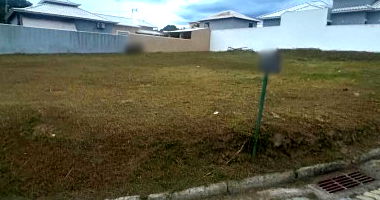 Terreno plano em esquina com 307,13m², desocupado