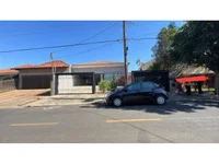 Casa ocupada com 2 vagas e 308 m² construídos