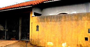 Casa com 2 dormitórios e garagem no Jardim Myriam
