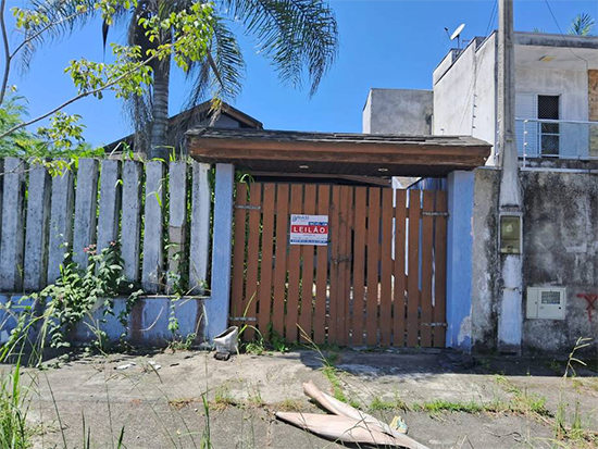 Casa ocupada com 3 vagas e 187m² construídos, ideal para investimento