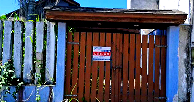 Casa ocupada com 3 vagas e 187m² construídos, ideal para investimento