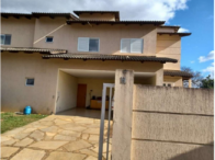 Casa com 2 pavimentos e 351m² construída em condomínio fechado