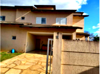 Casa com 2 pavimentos e 351m² construída em condomínio fechado