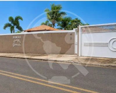 Casa com piscina e 213,66 m² construída em terreno amplo