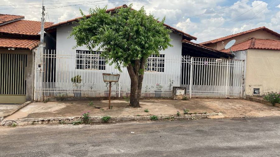 Casa com 3 quartos, 2 banheiros e 1 vaga de garagem