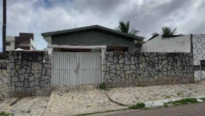 Casa com 3 quartos, 2 banheiros e 1 vaga de garagem