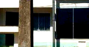 Casa padrão desocupada com 3 quartos e 2 banheiros, 136m² construída