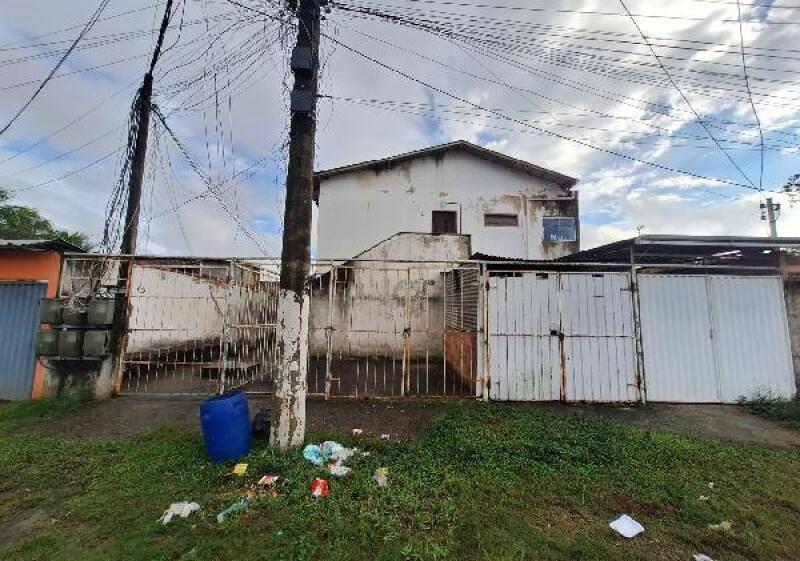 Casa com 2 Quartos e 65m² Privativos em Magé