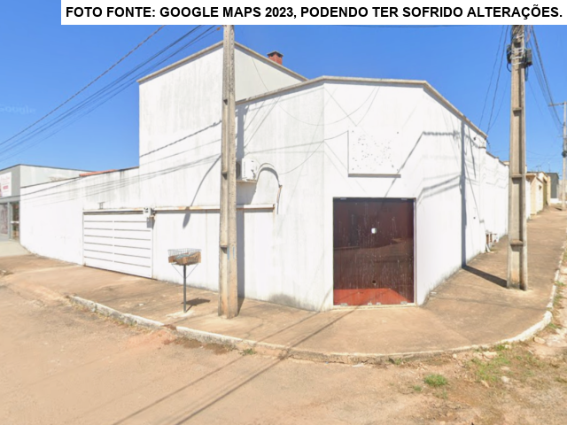 Casa com 2 quartos, 2 banheiros e área de lazer com piscina