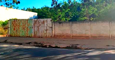 Amplo Terreno de 490m² em Área Urbana - Ocupado