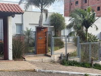 Casa com 3 quartos, 3 banheiros e 1 vaga de garagem, ocupada