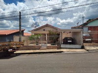 Casa com 3 dormitórios, 2 banheiros e 1 vaga em Angatuba/SP