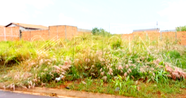 Terreno desocupado de 250m² com ótima localização e potencial