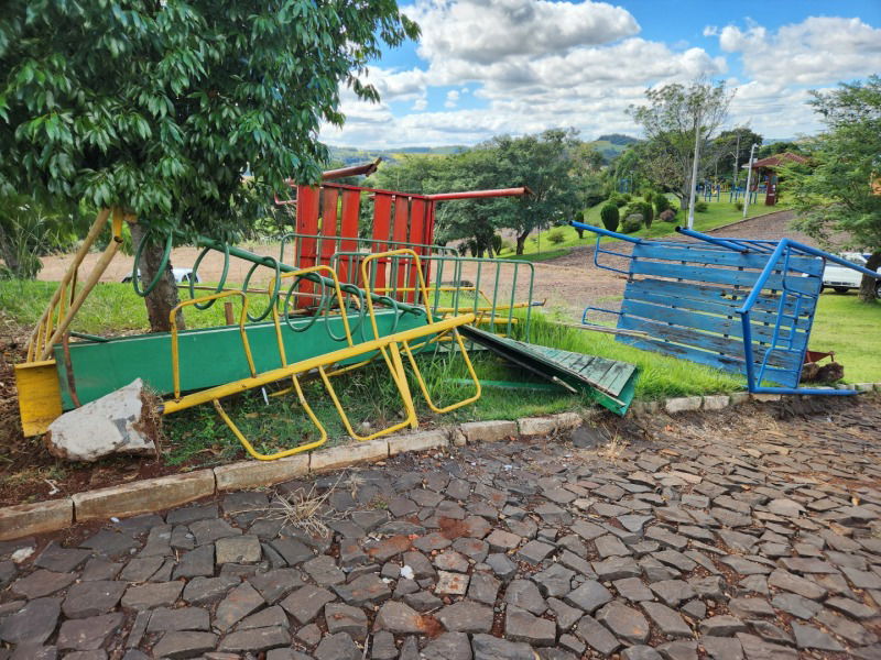 Brinquedos Parque Infantil Metálico - Lote 022