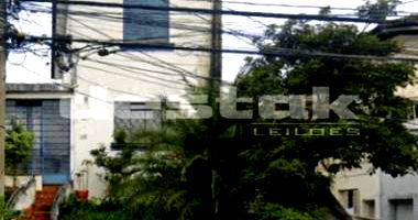 Sobrado com 2 quartos, banheiro, quintal e área de serviços