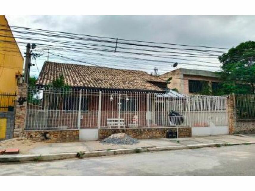 Casa com 300m² de terreno e 180m² de área construída