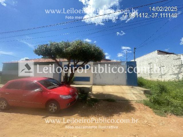 Casa confortável com 149m² de área construída e terreno