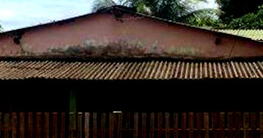 Casa padrão com 2 quartos, 1 banheiro, 1 sala e varanda, ocupada