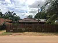 Casa padrão com 2 quartos, 1 banheiro, 1 sala e varanda, ocupada