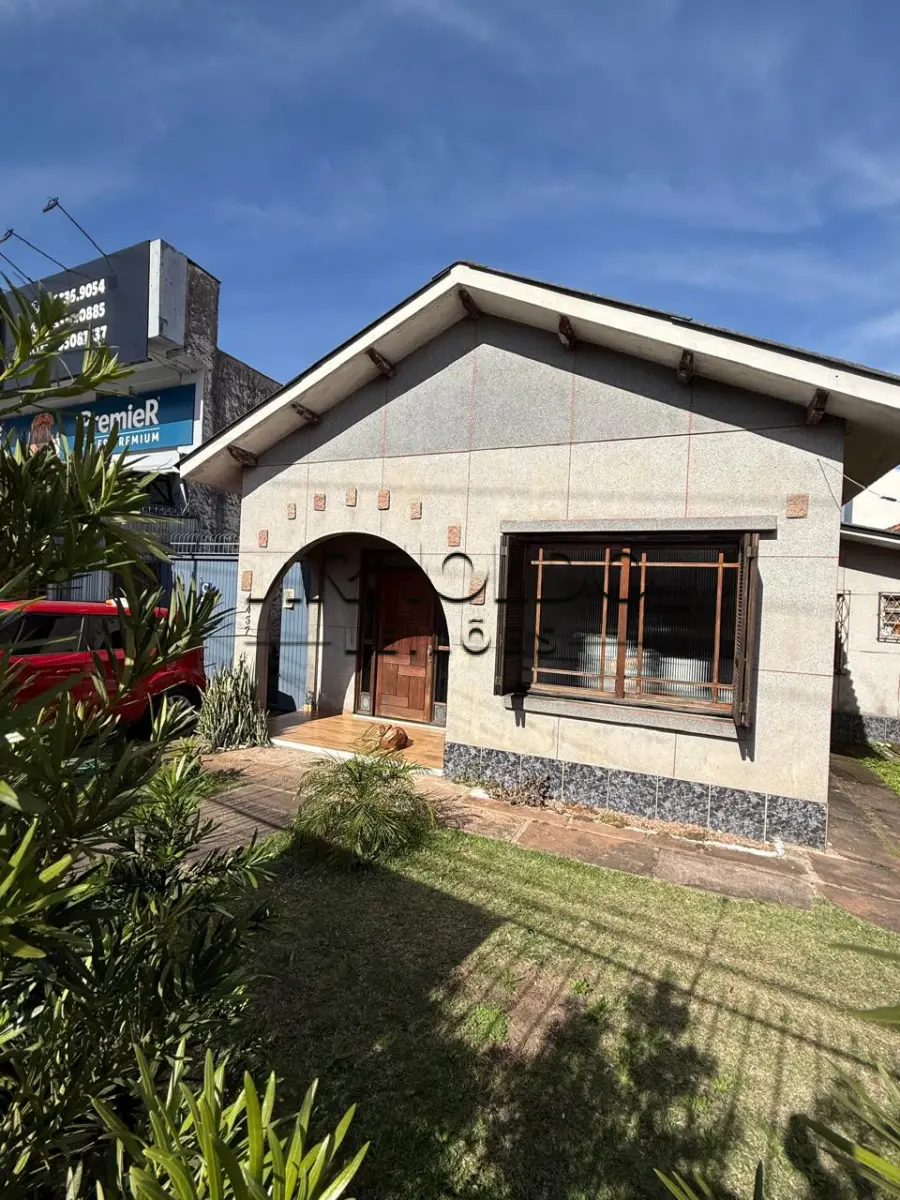 Casa 3 Dormitórios com Pátio em Porto Alegre