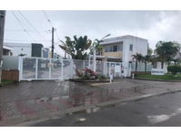 Casa em Condomínio com 3 Suítes e 2 Vagas
