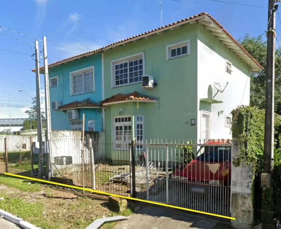 Terreno com 2 casas geminadas, 421,45m²