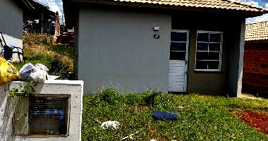 Casa com 2 quartos, sala, cozinha, WC e 1 vaga de garagem