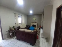 Casa ocupada com 141 m² construídos e 1 vaga