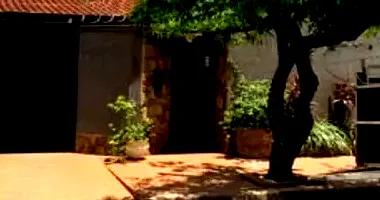 Casa com 3 quartos, 2 banheiros, 2 vagas, 194,8m² construída, ocupada