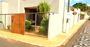 Casa com 2 suítes, piscina e 3 vagas