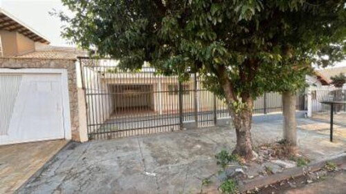 Casa Padrão Ocupada em Matão/SP com 301m² de Terreno