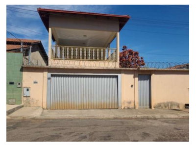 Casa Ocupada com 3 Quartos e 324m² de Área Construída