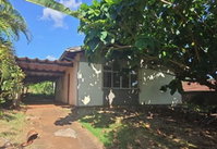 Casa térrea com 103m² em terreno de 546m², desocupada