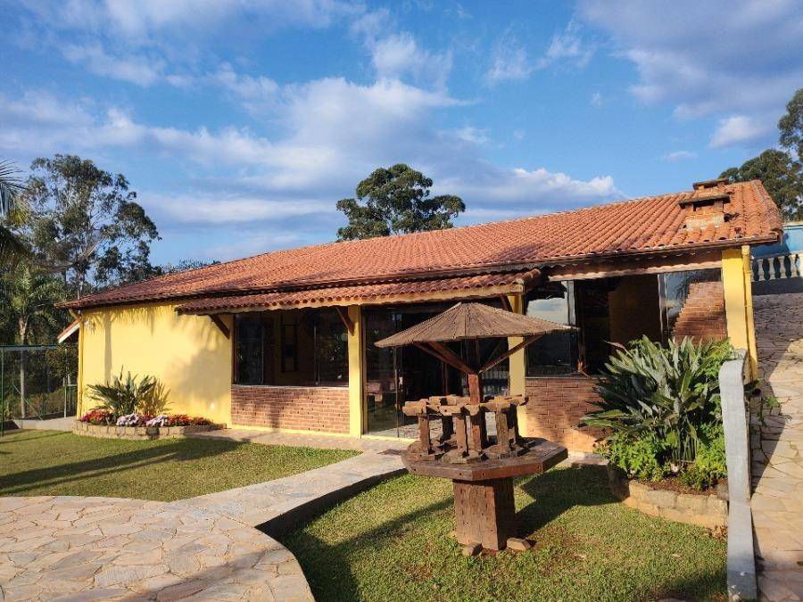Casa ocupada com 400m² construída, condomínio e IPTU pagos