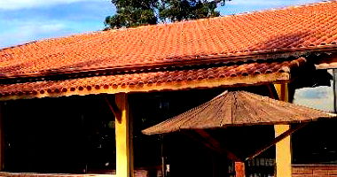 Casa ocupada com 400m² construída, condomínio e IPTU pagos