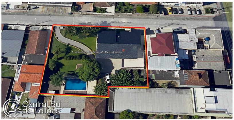 Casa ampla com 3 suítes, 2 dormitórios, piscina e garagem para 3 carros